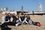 Česká děvčata na pláži u Palace Pier v Brightonu.